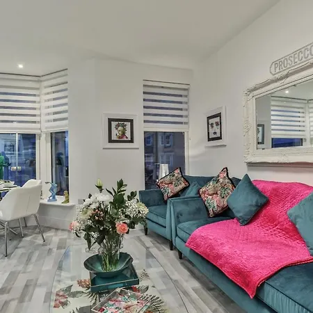 Luxury 2 X Double Bed Location *