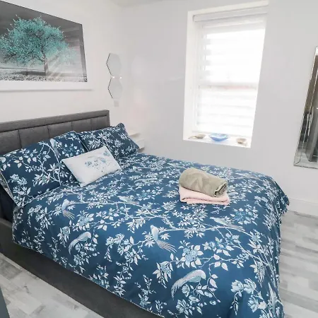 Luxury 2 X Double Bed Location *